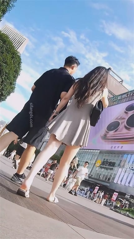 爆款推荐【街头极致抄底】极品少妇携龟奴公开调情，饱满骚穴白内超诱人，玉足高清特写 配图6