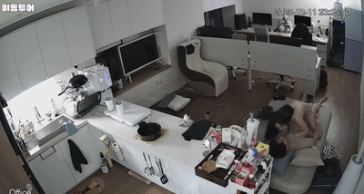 韩国监控偷拍流出摄影棚老板狂干性感女友！激烈猛攻让她高潮求饶尖叫！ 配图2