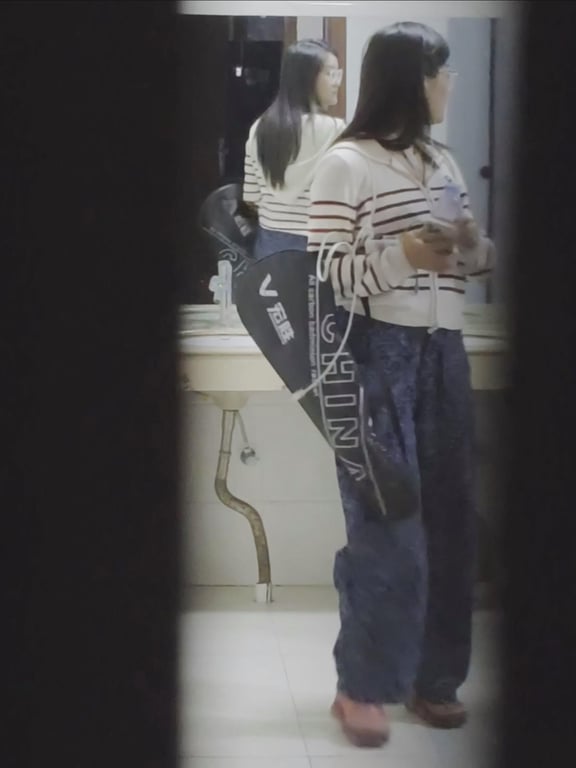 七月新流出厕拍大神手持闯拍高校女厕偷拍几个气质眼镜学妹尿尿 配图8