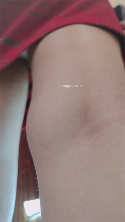 极品骚少妇街头极致诱惑！低胸裸腿红裙超骚，玉足特写欲罢不能，步行街抄底跟拍到手为 配图13