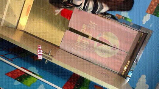 大神男扮女装潜入商场女厕偷拍多位极品美女各种嫩鲍高清福利 配图19