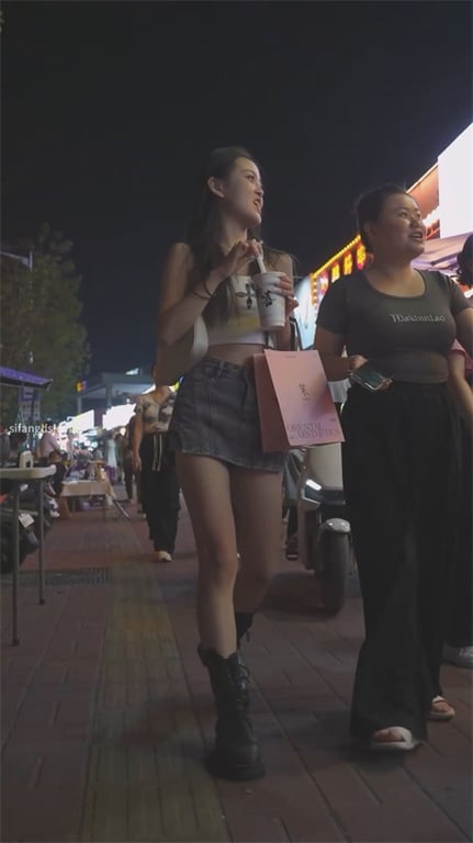 极致诱惑【街头抄底】清纯美少女下体发痒狂抠大腿根，少妇后妈裙下内裤紧夹骚逼欲火难 配图3