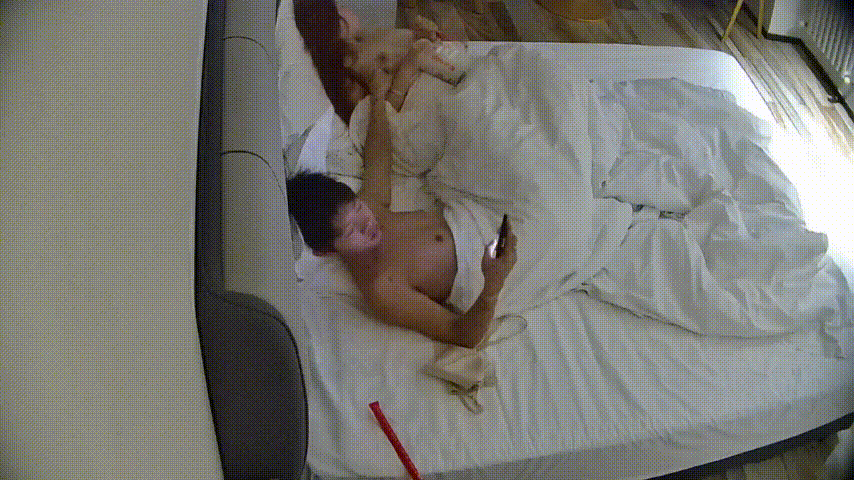 大学城激情实录！微胖小骚妹被男友强势掰开双腿羞耻配合，甩胸罩献媚还被教学足交伺候 配图4