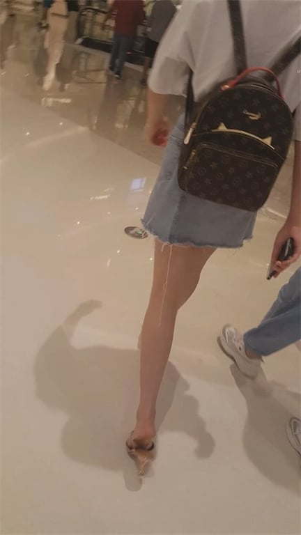 爆推【商场激情抄底】极品少妇玉足诱惑！电梯人潮牛仔短裙硬上，老哥技术拉满1V 配图9