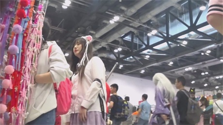 展会极致诱惑！包臀超短裙黑内裤完美勾勒翘臀，大长腿水手服靓妹裙底疑似真空，骚浪身 配图3