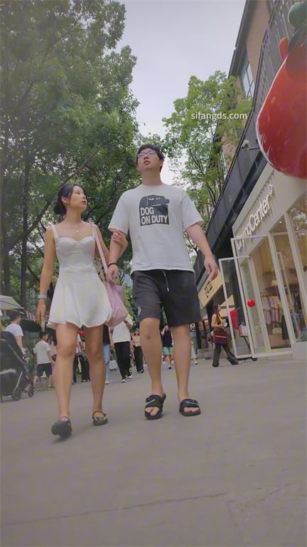 爆款推荐【街头极致抄底】白衣高挑女神与龟男惊艳反差萌身高差，白内裤勾勒出性感黑臀 配图3