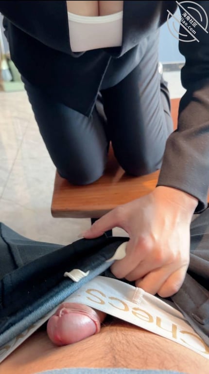 《原创》与发小老婆约会发小发小打来电话，发小老婆居然接着电话吞吐鸡巴！ - 老宋论坛-老宋论坛