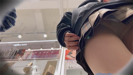 爆推【商场真空抄底】电玩靓女疑似无内直出，包臀裙下春光狂泄，龟男带小女友买妆却被 配图11
