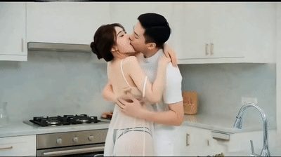 【AI自制小短剧】《NTR寝取:善良的嫂子》第2集从厨房开始，揉奶子亲吻，夫前目 配图2