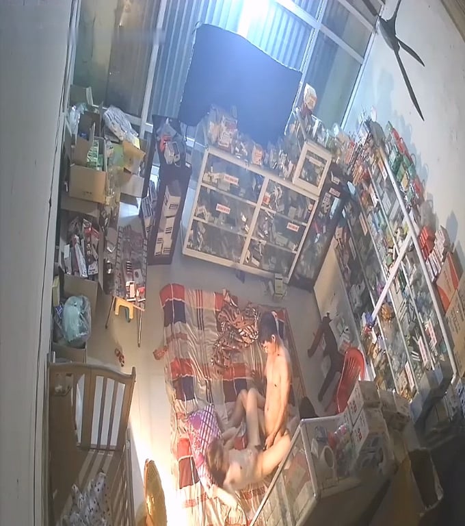 《居家摄像头破解》小夫妻关了店门打地铺玩69各种姿势啪啪 配图6