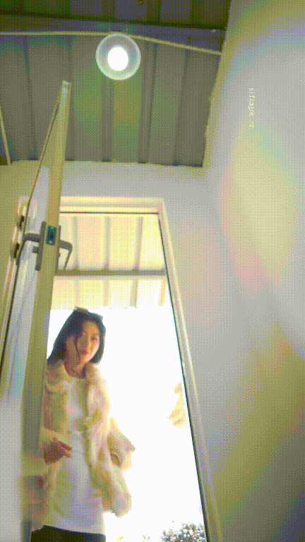 美女如云街边女公厕真实偷拍多位小姐姐大小便，特写后位双洞，同步露脸，紧身裤御姐的 配图10