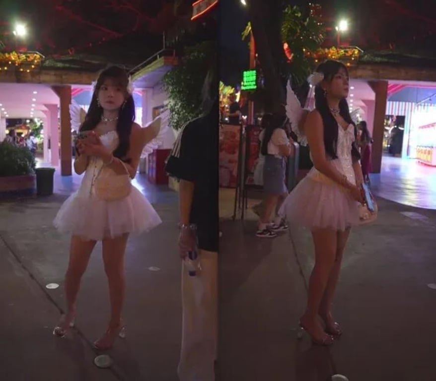 【Banana Cat系列】外表清纯内心淫荡的金发吊带裙COS美女窄内湿透两侧毛 配图6