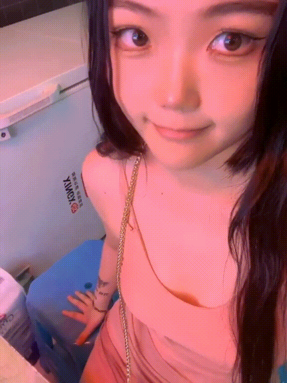 【原相机独家泄密】高颜值俏皮COS小骚妹露脸激情自拍，肥美翘臀一线天粉嫩蜜穴，浪 配图6