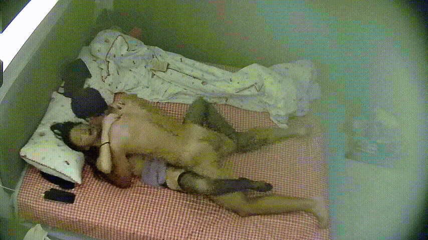 民宿酒店激情实录！小美女开灯后美到爆，晚上和男友激烈缠绵高潮迭起，手机全程偷录超 配图4