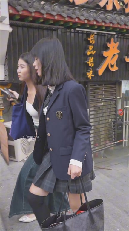 爆推【偷窥短裙JK学生妹】一路尾随跟拍，白色小内裤勾人欲火，紧致屁穴与饱满阴户超 配图5