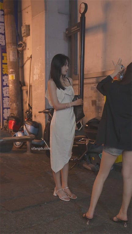 爆款推荐【商场抄底】极品模特女神颜值爆表身材犯规，短裙透视内裤骚到极致，那翘臀让 配图2