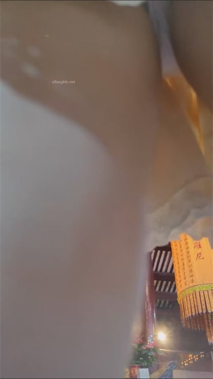 爆款推荐【步行街抄底】极品骚少妇超短裙丁字裤走光，炎炎夏日给美臀透透气，玉足特写 配图11