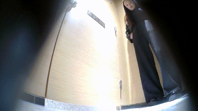 商场女厕固定机位针孔偷拍，多位女士方便，小少妇脸蛋好看下面也诱人 配图4