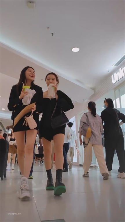 ❣️重磅推荐❣️【商场捡漏】极品粉衣反差婊！清纯外表下真空骚穴玉足特写，龟男女友肥美蜜穴2分钟吸精爆射5V - 老宋论坛-老宋论坛