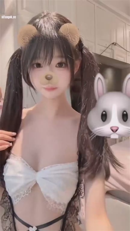 推荐抖音20岁颜值嫩妹【季雨】极品萝莉，粉奶无毛粉穴， 配图28