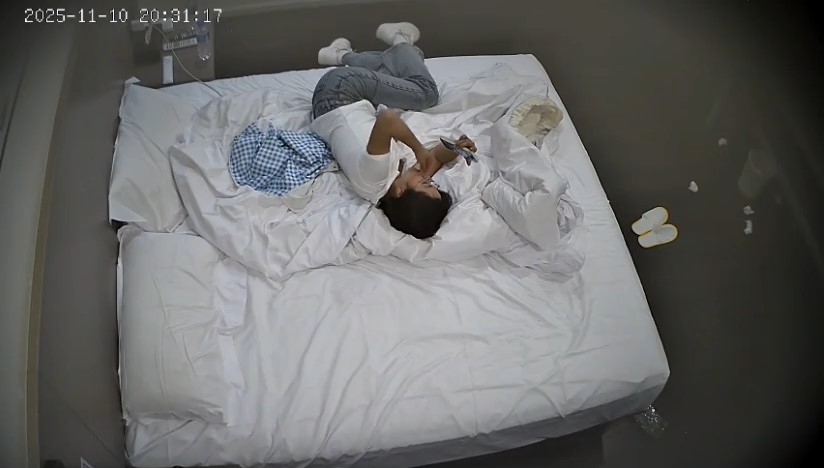 酒店偷拍流出！清纯牛仔裤小美女被胖哥脱光狂干尖叫求饶-老宋论坛
