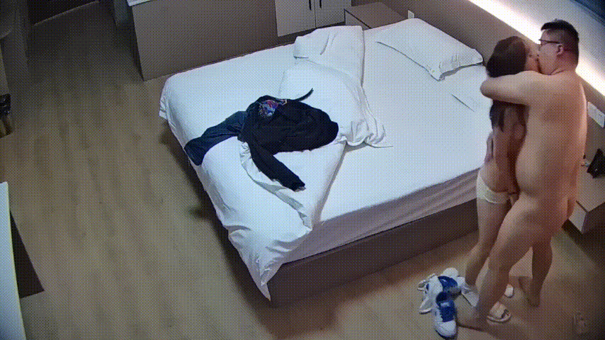 大学城激情偷欢！鸡冠眼镜肥胖男带可爱乖乖女开钟点房，脏兮兮不洗澡直冲猛干，浪费了这小美人！ - 老宋论坛-老宋论坛