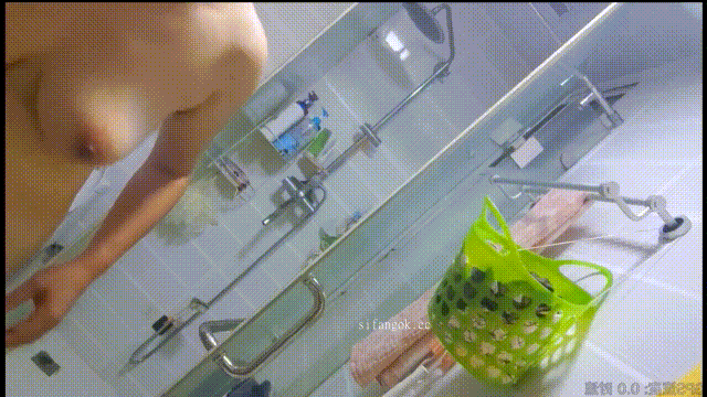 【贵在真实，洗澡偷拍】多次偷拍老婆跟大奶子丈母娘洗澡 配图7