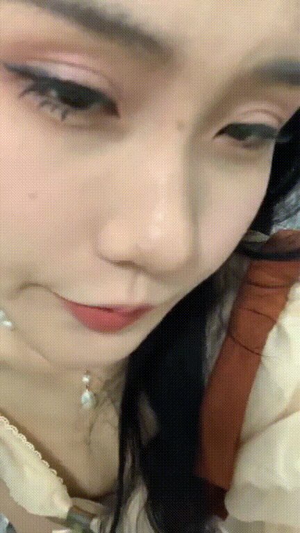 高颜值反差母狗第一视角，感受口交撸管的快感，翻白眼阿黑颜，一副欠肏的模样！ 配图4