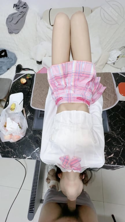 （原创95）穿着粉色JK躺在餐桌上，头悬空让爸爸站着深喉插嘴 配图2