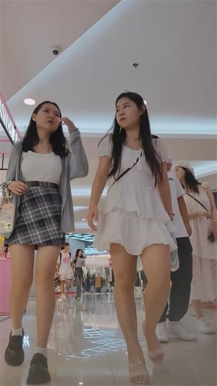 推荐【商场抄底】都是颜值靓女，阴户饱满，玉足特写，肉丝包臀裙，龟男在旁边也要拍5 配图5