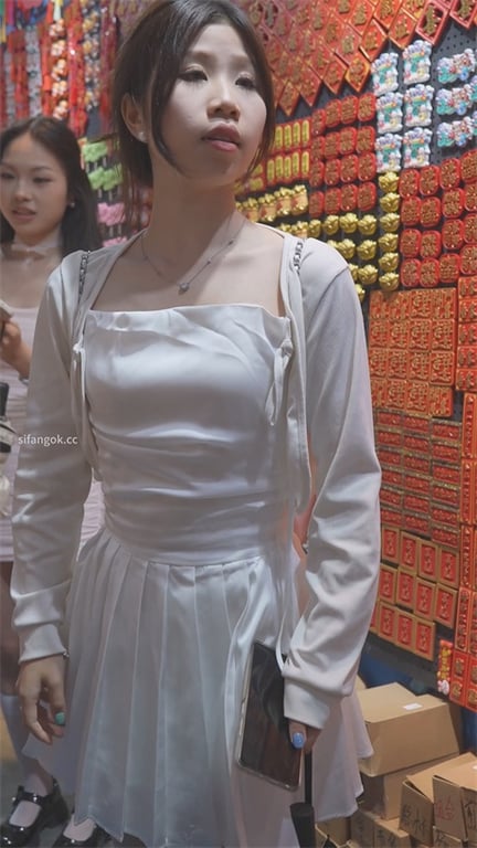 爆推【商场偷香】极品嫩妹短裙肉丝，骚透内裤热气直冒，忍不住想把脸埋进屁穴狂吸猛舔 配图11