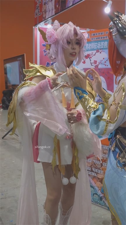 极品嫩妹展会偷拍！短裙白内若隐若现，臀上黑斑添诱惑，这么短的裙子不就是让人看个够 配图7