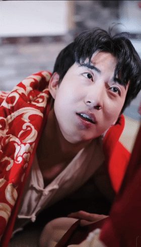 【AI脱衣】魔改短剧《破咒师》第9集 我躲在苏青姐被窝里  当着她镇长爹面前舔逼 配图4