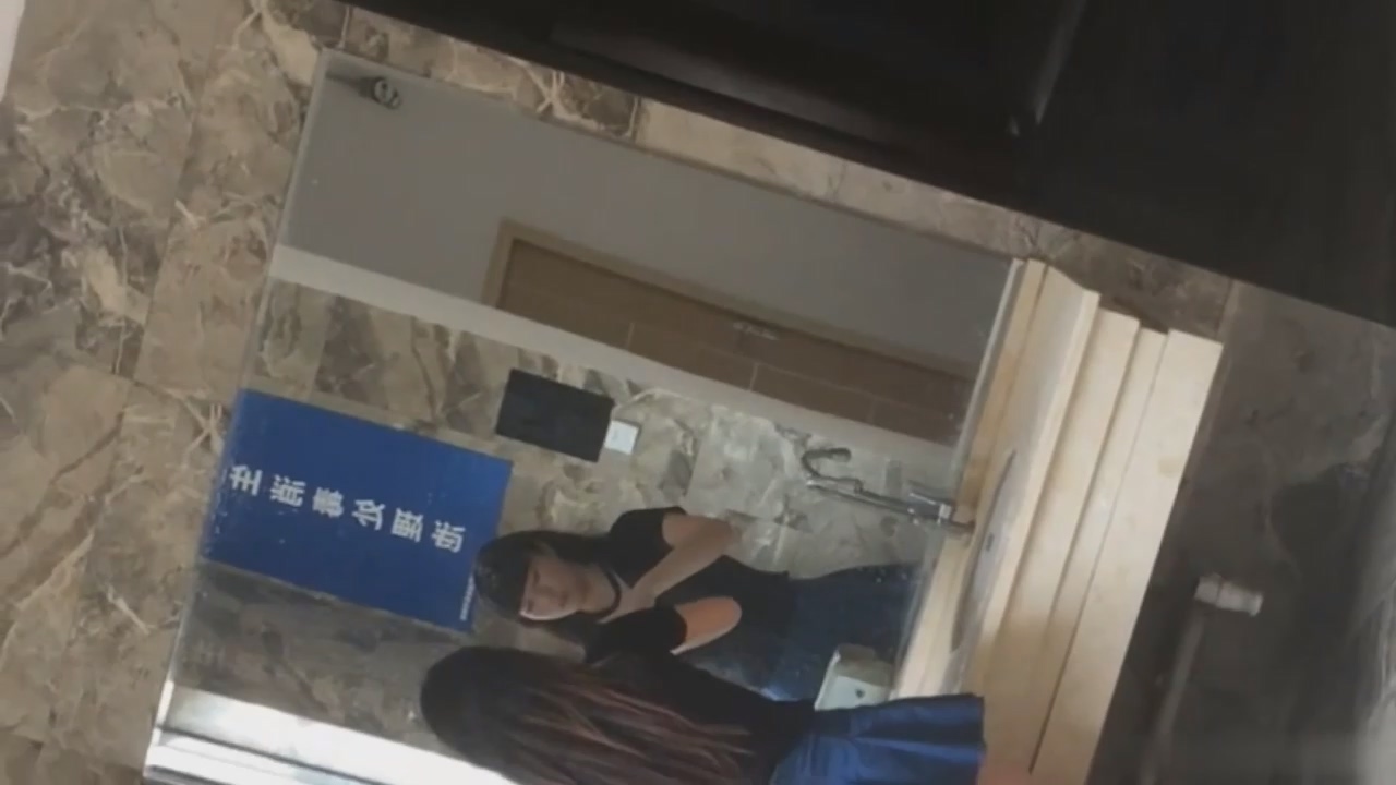 酒店大堂女厕偷拍现场！多位高颜值时尚美女娇羞嘘嘘全过程，超清无水印原版 配图21