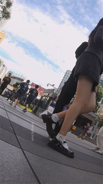 爆推【街头抄底】清纯小靓女百褶裙下白内裤骚到爆，丰满翘臀等龟奴享用1V 配图7