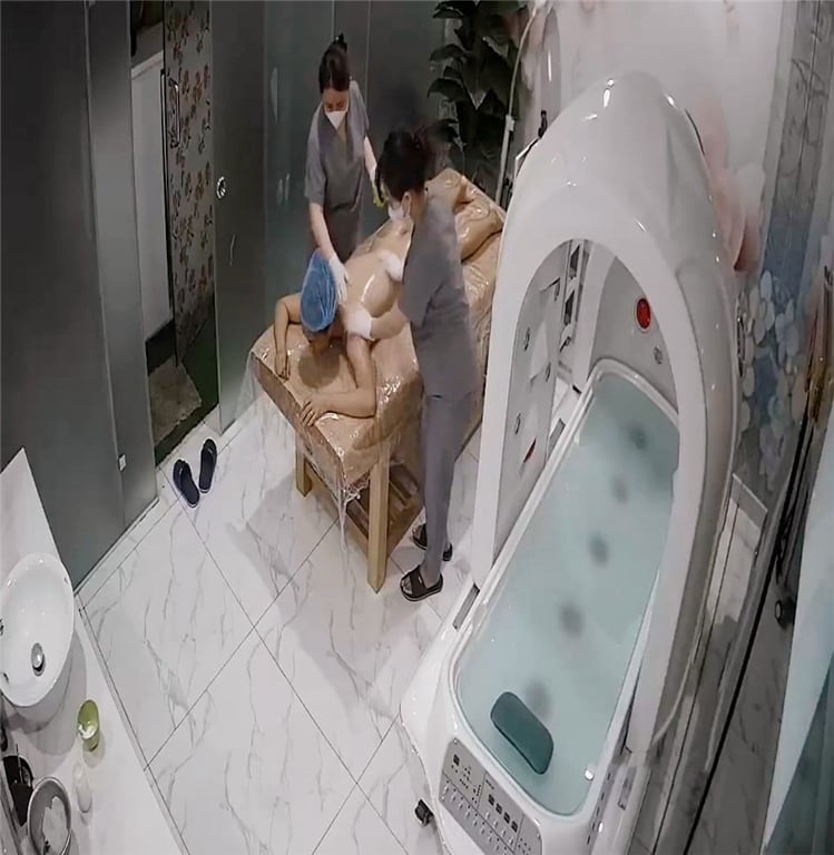 高档医美中心监控破解两位美女职员服务身材不错的少妇光溜溜的做光子嫩肤 配图8