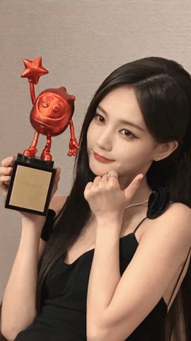 【AI脱衣】白冰 景甜 李一桐骚货女明星们外表光鲜亮丽 实际都是金主爸爸们的贱狗 配图2