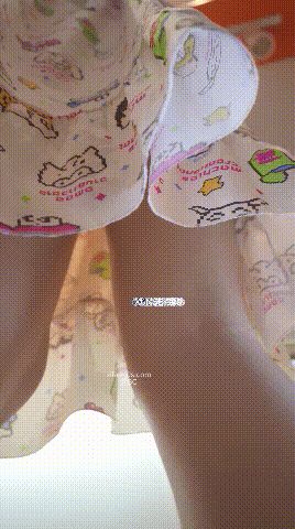 商场偶遇卡通长裙素颜小姐姐，闷骚无内直出光洁白虎嫩逼超诱人 配图6