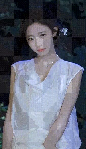 【AI脱衣】抖音快手小红书骚女明星口交大屌爆射！ 配图4