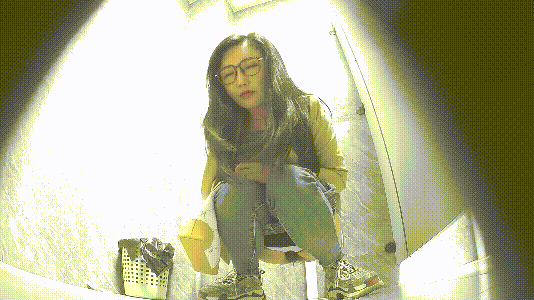 酒店餐厅女厕全景偷拍多位美女各种极品嫩鲍鱼 配图16