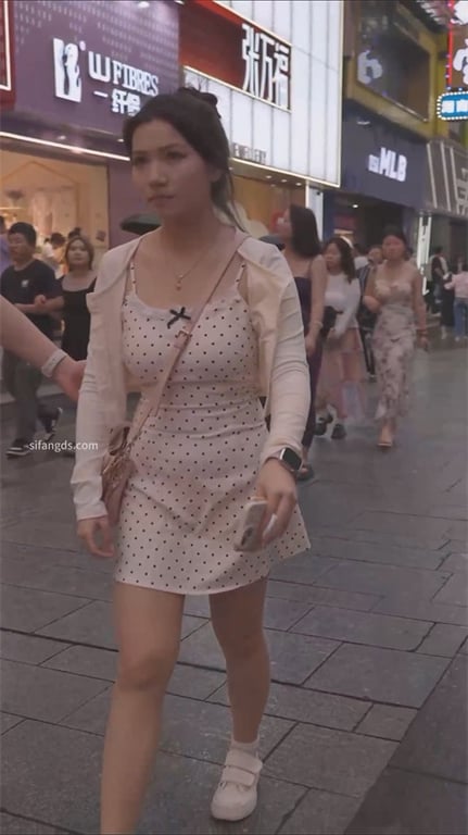 爆款推荐【步行街极品猎艳】金发洋妞骚丁字裤直勾勾勾引，龟奴狂喜骑洋马！大长腿黑内 配图20