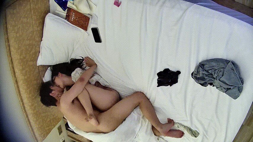 情趣酒店激情夜：美女沉迷看书，男友强势抱起啃！一炮不够再来两炮，爽到腿软！ 配图2