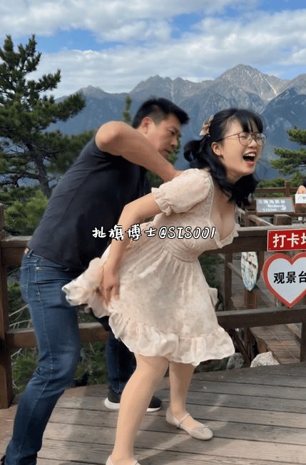 【AI短剧】《山顶上的眼镜妹》碎花裙眼镜妹妹爬山途中看到外国小哥逼痒了，故意露出 配图2
