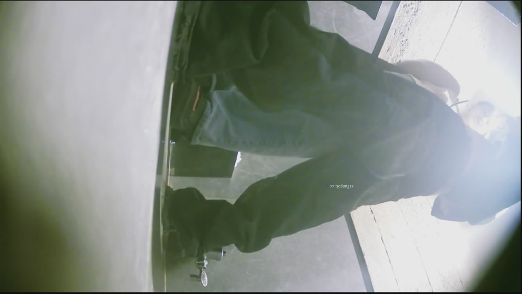 一月最新爆料！夜总会女厕偷拍踩屎鞋小骚妹尿完刚开门就被猛男推进厕所按墙后入狂干打 配图8