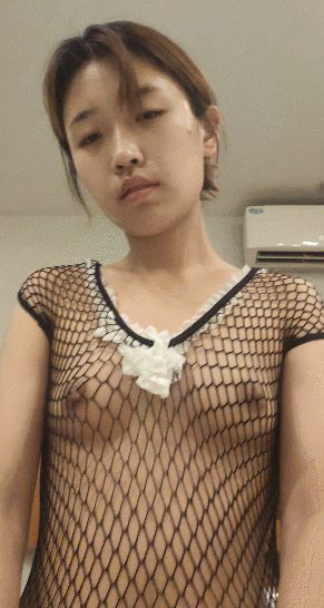 ⭐⭐【绝密私拍】四川短发良家少妇极致黑丝诱惑 蕾丝渔网网袜层层包裹 酒店暗黑灯光 配图3