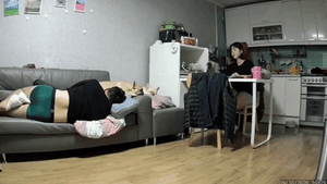 韩国真实情侣客厅激情实录⭐高颜值女神被肥猪眼镜男猛干，反差刺激到爆！-老宋论坛