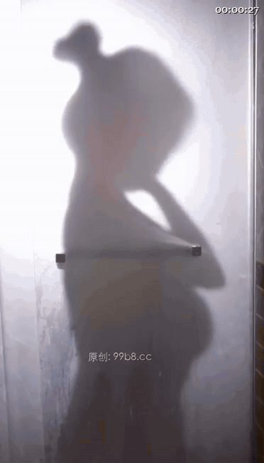 【AI短剧】《来按摩的富婆胸好大》EP1-2集，腹肌小帅哥硬怼熟女富婆少妇，吊钟 配图2