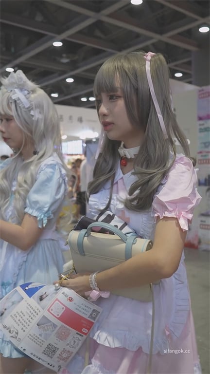 推荐【展会抄底】颜值嫩妹,肉丝白内还可以,玉足特写,似乎被发现了,腿夹得好紧1V 配图7