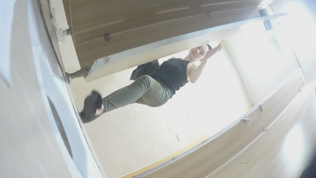 十一月重磅流出！娱乐场所女厕偷拍小姐尿尿，仰视视角近距离看逼，紧身牛仔裤少妇用脚死顶门防偷窥❤️-老宋论坛
