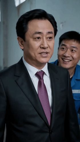 【AI短剧】《许家印的监狱快乐生活》老许身陷囹圄 怎么还是嫩模在怀_吃太好了！ 配图5